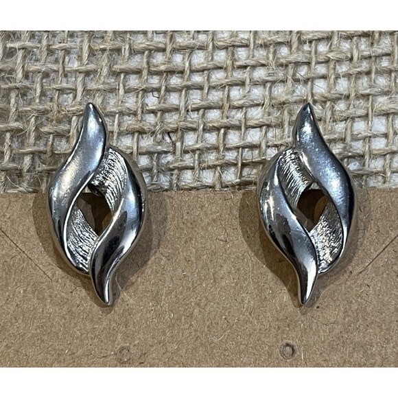 Vintage Monet Silver Tone Teardrop Clip On Earrings~Signed - Picture 1 of 7